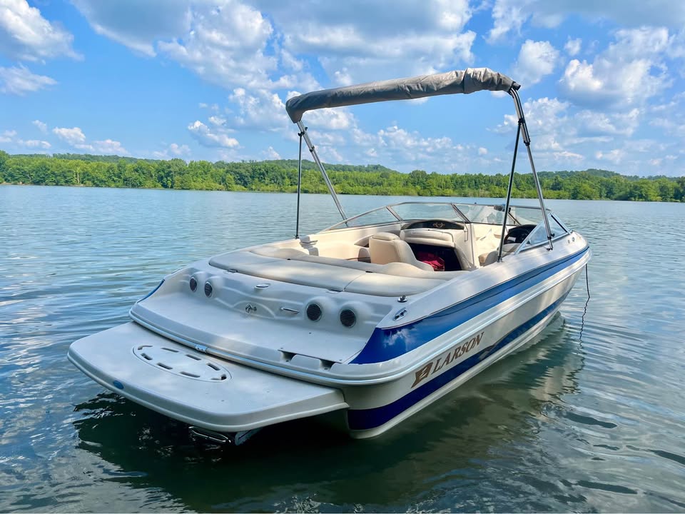 larson boat